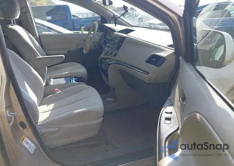 2012 Toyota Sienna Le V6 8 Passenger z USA, uszkodzony, nr VIN 5TDKK3DC9CS220554